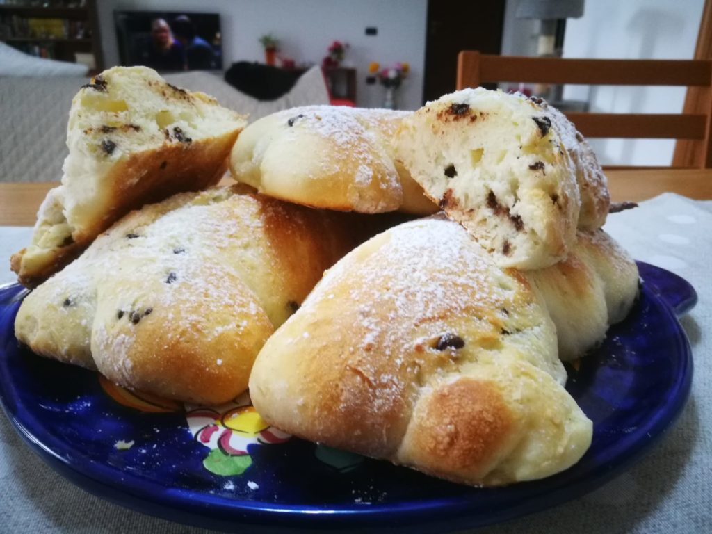 Trecce di pan brioche senza glutine con gocce di cioccolato