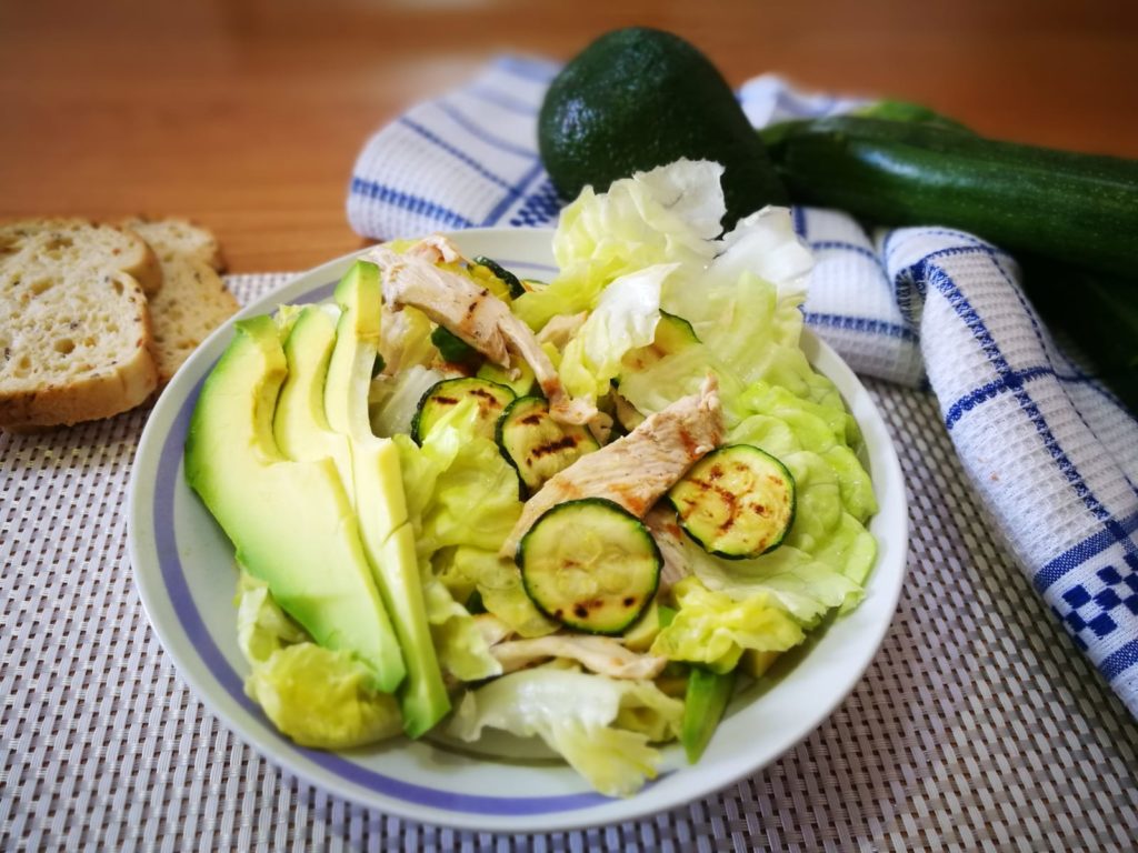 Insalata di pollo, zucchine e avocado