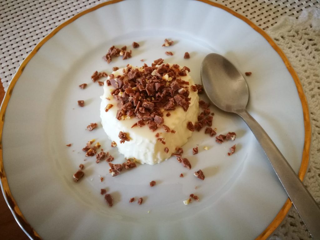 Panna cotta con cioccolato e nocciole