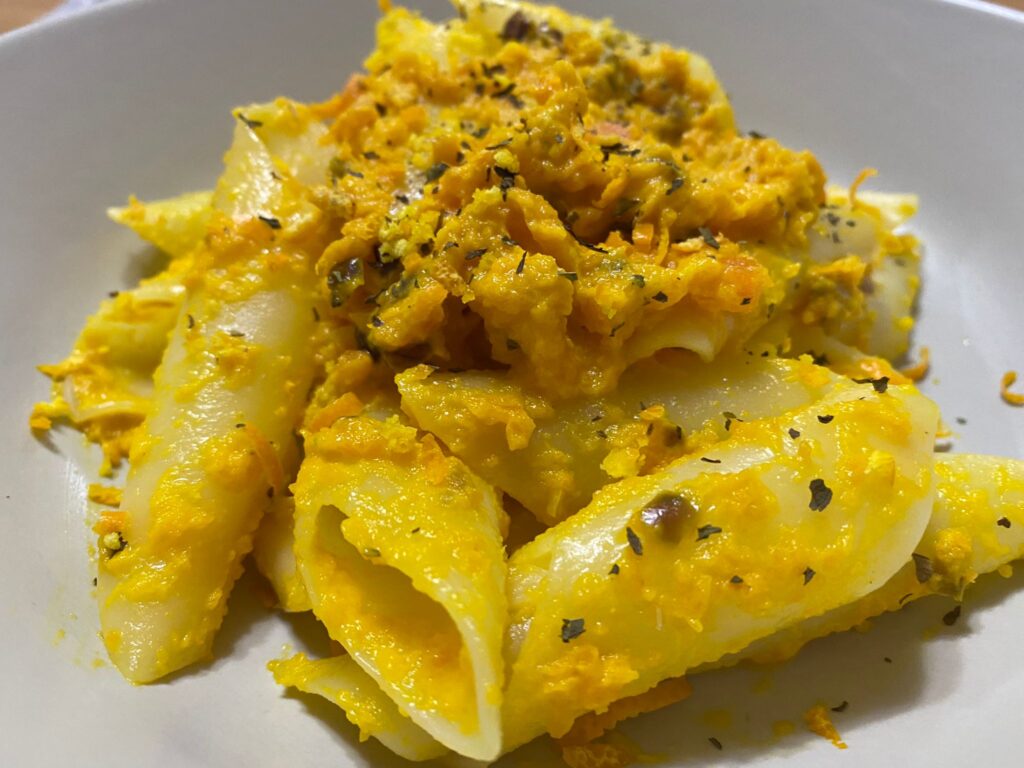 Pasta con carote, arancia e menta