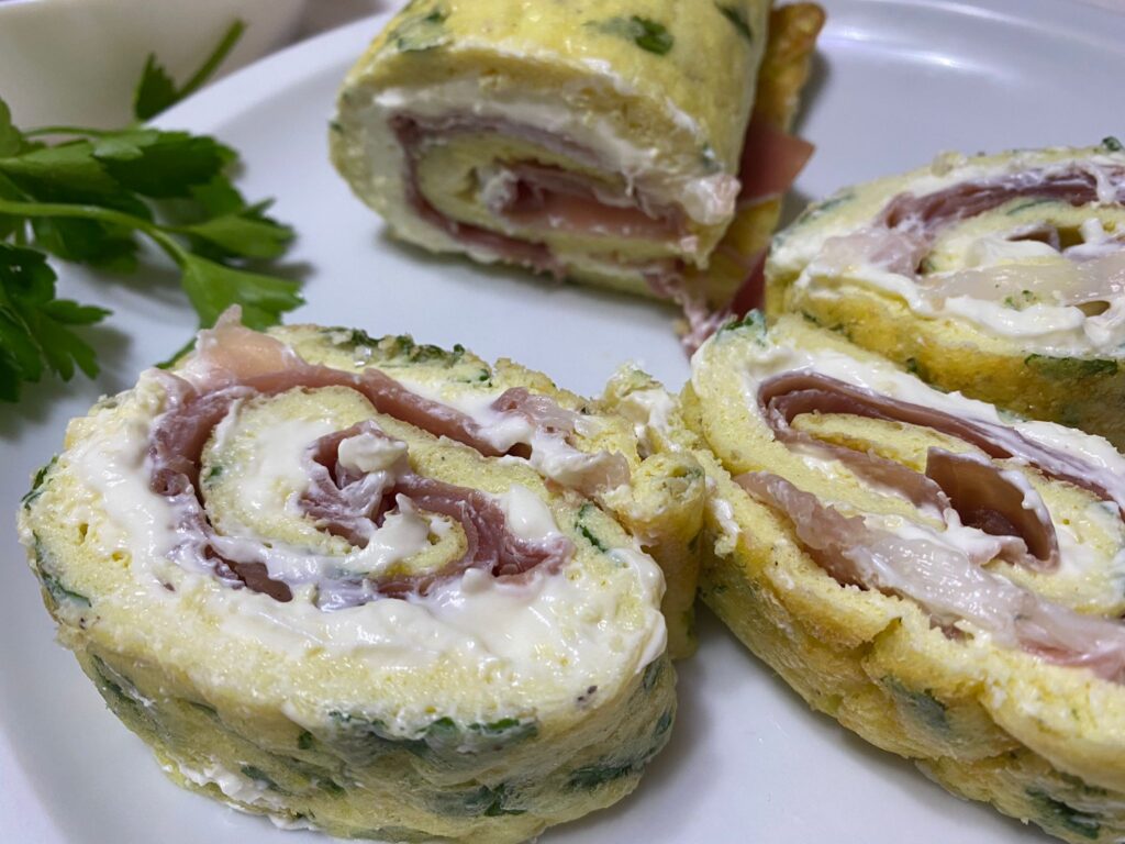 Rotolo di frittata Philadelphia e prosciutto