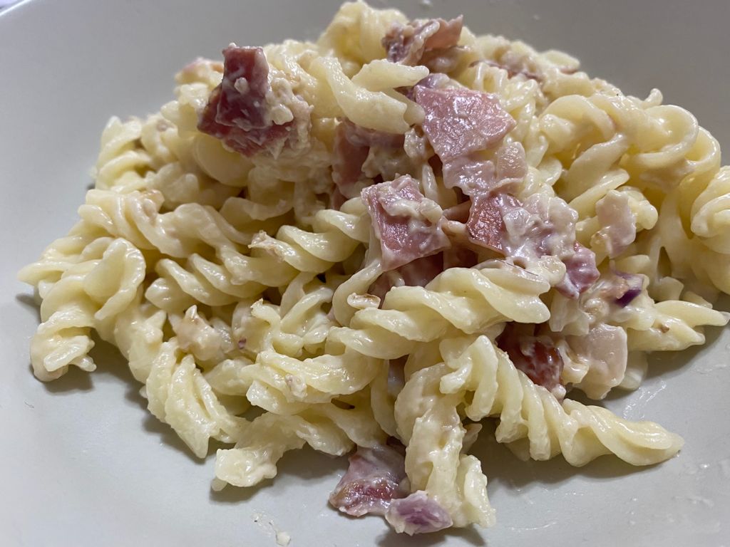 Fusilli senza glutine Philadelphia, speck e noci