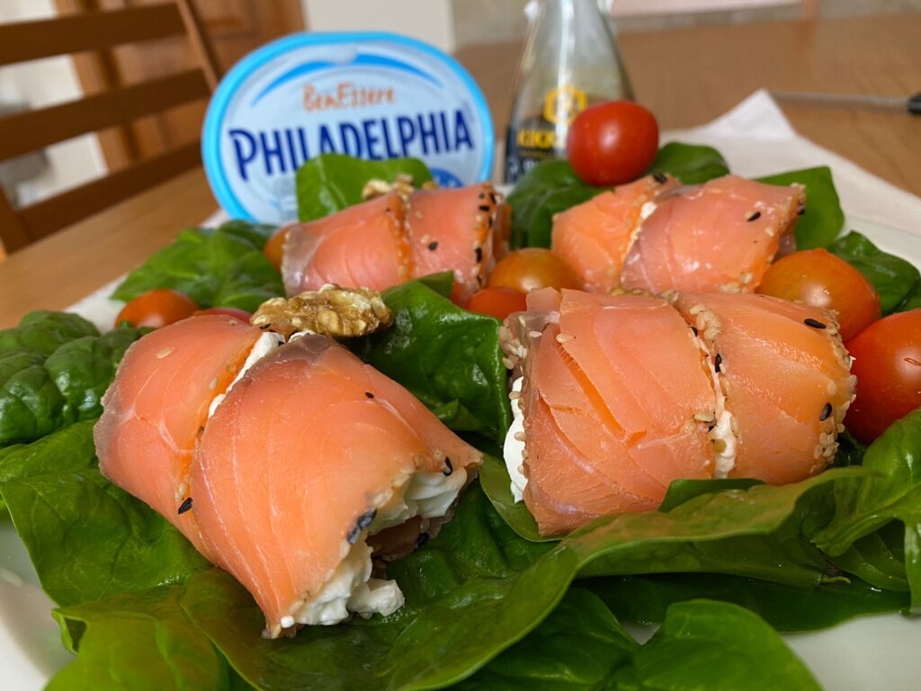 Insalata salmone affumicato, formaggio e noci