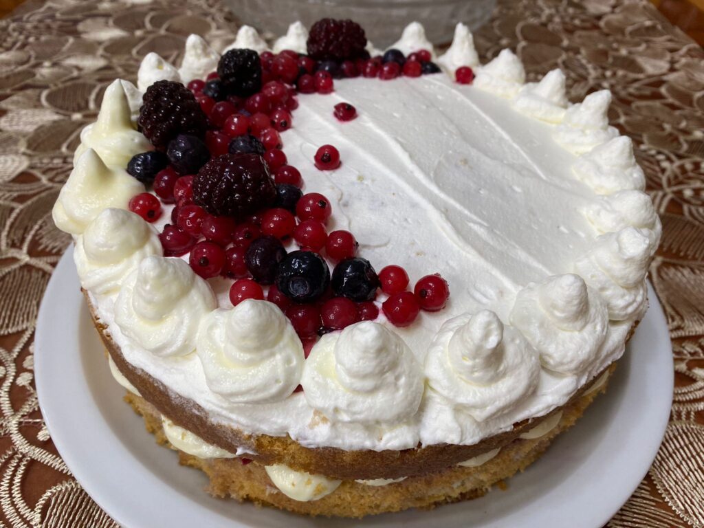 Torta senza glutine ai frutti di bosco con namelaka al cioccolato bianco