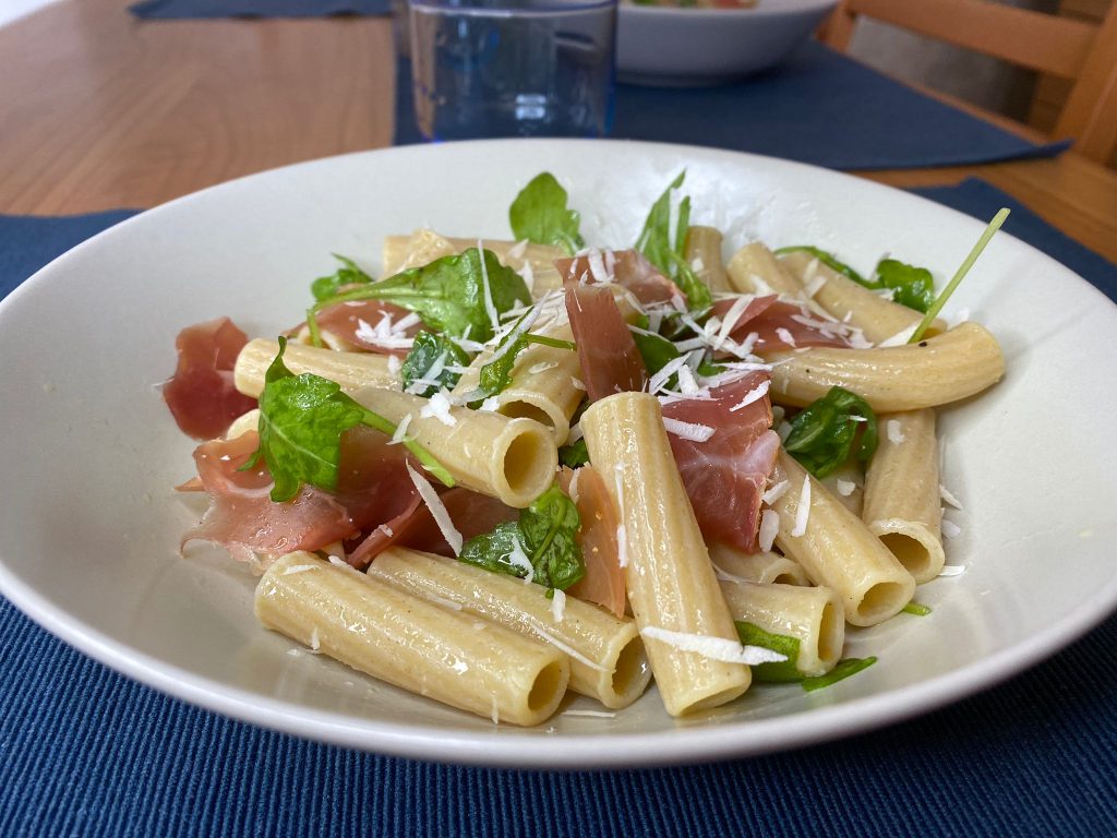 Pasta fredda senza glutine con prosciutto crudo e rucola