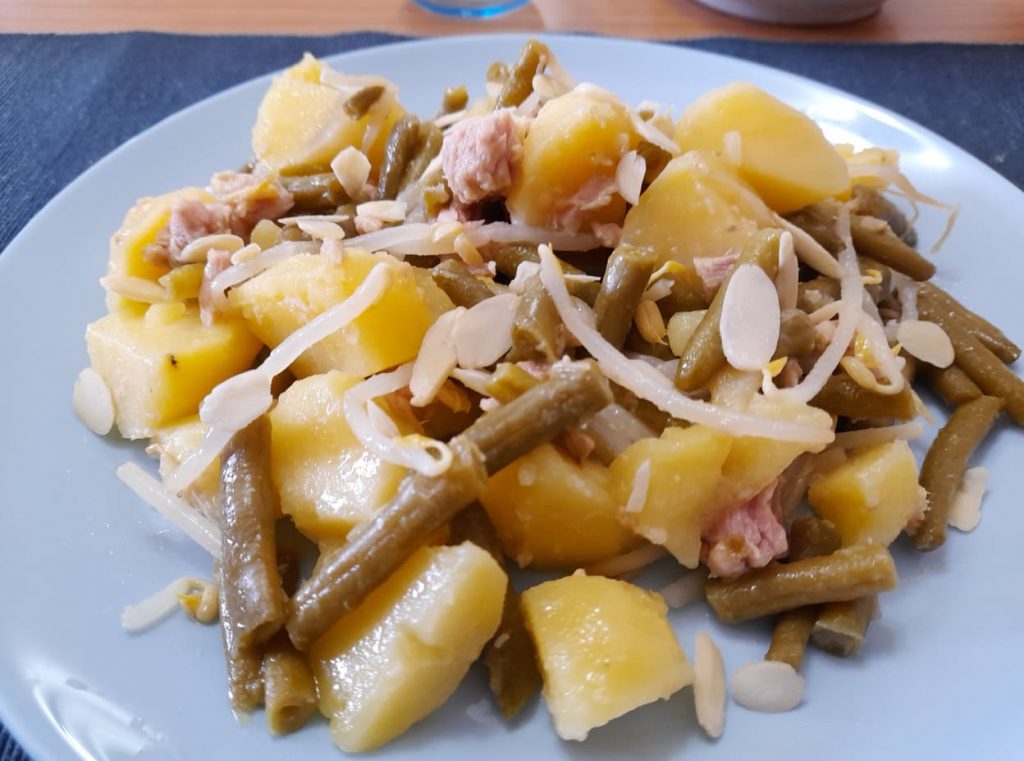 Insalata di patate con fagiolini tonno e mandorle