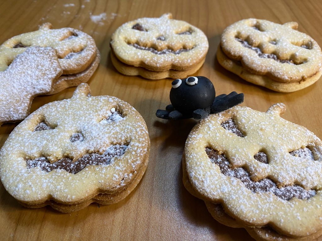 Biscotti a forma di zucca al cioccolato senza glutine