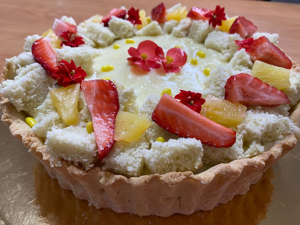 Crostata senza glutine con crema pasticcera fragole e ananas