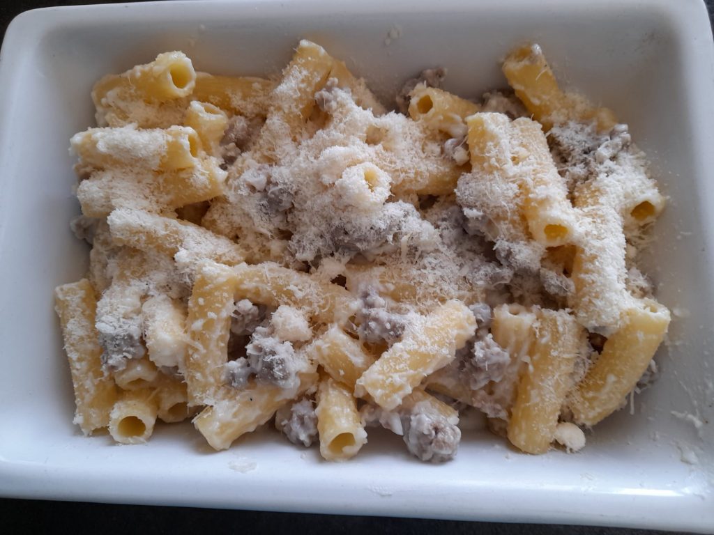 Pasta al forno senza glutine con salsiccia e besciamella