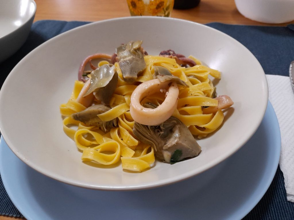 Fettuccine senza glutine con calamari e carciofi