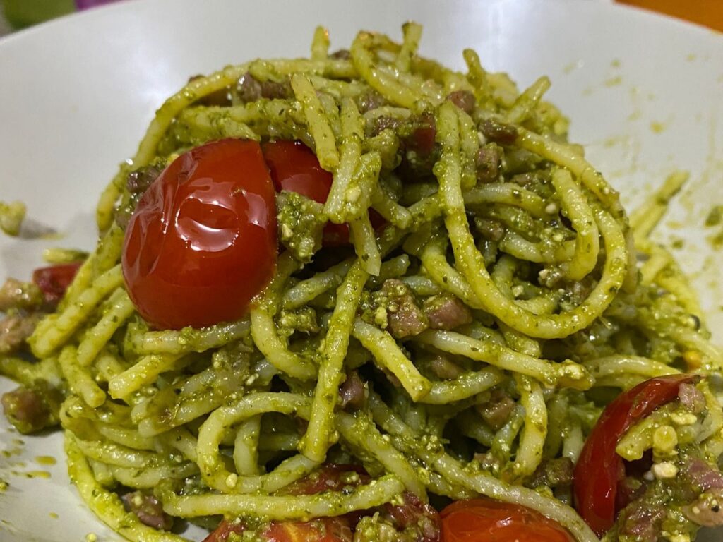 Pasta al pesto speck e pomodorini