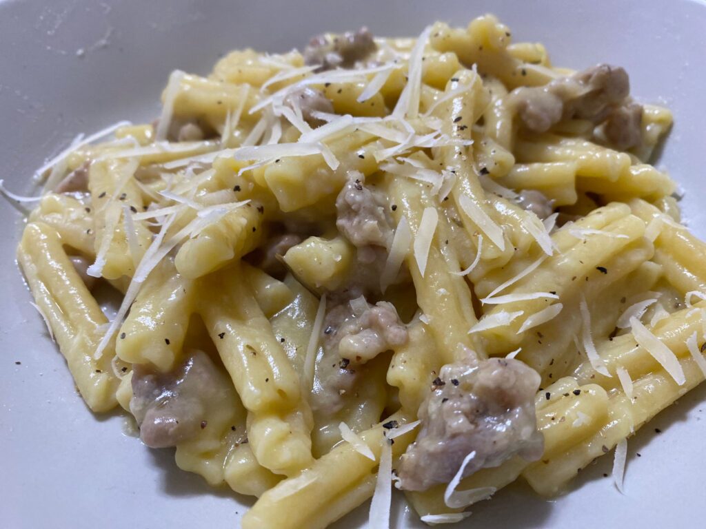 Pasta senza glutine con crema di patate e salsiccia