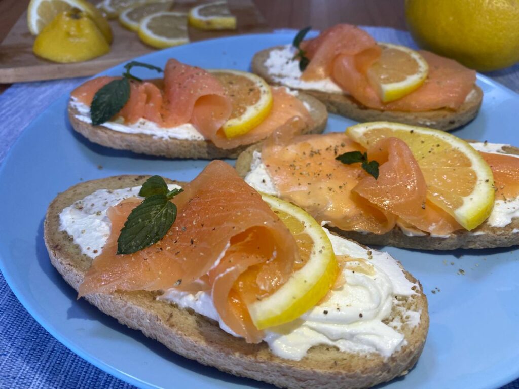 Bruschetta salmone e crema di robiola con yogurt greco